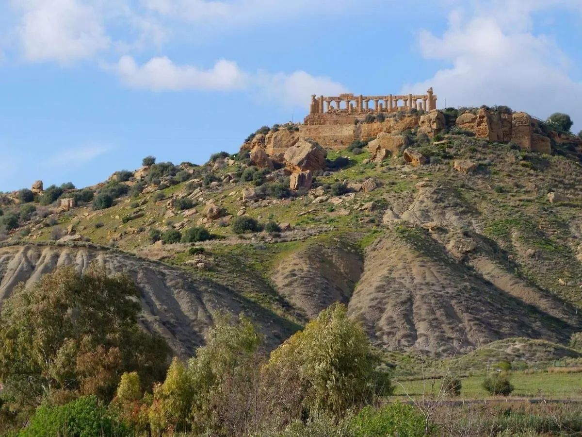 Villa Mare Vista: Seaside Retreat with Pool Realmonte Italy